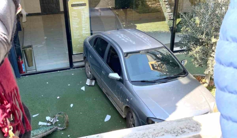 batmanda-park-halindeki-arac-bahceye-dustu-3b2pqubf.jpg