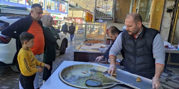Batman'da Ramazan Coşkusuyla Tatlıcıların Yoğun Mesaisi Batman’da Ramazan Coşkusuyla Tatlıcıların Yoğun Mesaisi