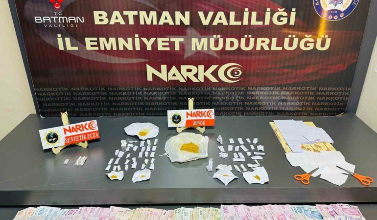 batmanda-uyusturucu-operasyonu-3-sahis-gozaltina-alindi-8uaBfKLW.jpg