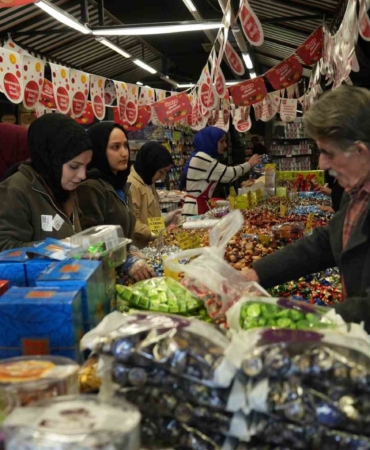 bayram-sekerleri-ve-cikolatalar-tezg-hlari-renklerle-dolduran-lezzetler-Z7TmFXjB.jpg