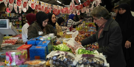 Bayram Şekerleri ve Çikolatalar: Tezgâhları Renklerle Dolduran Lezzetler Bayram Şekerleri ve Çikolatalar: Tezgâhları Renklerle Dolduran Lezzetler