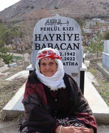 bayramda-mezarliklara-yogun-ziyaretci-akisi-EcnbnzEE.jpg