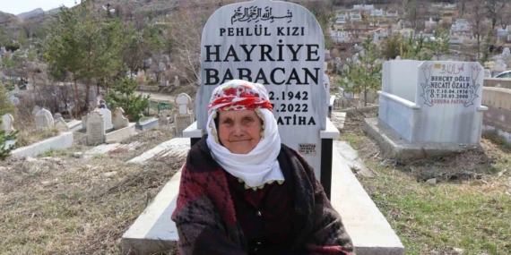 Bayramda Mezarlıklara Yoğun Ziyaretçi Akışı Bayramda Mezarlıklara Yoğun Ziyaretçi Akışı