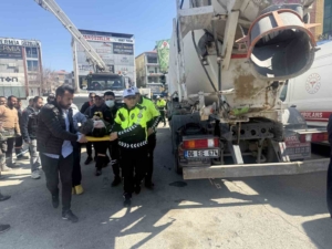 beton-mikserinin-altinda-kalan-genc-kizin-yaralanma-ani-VxDEjvKR.jpg