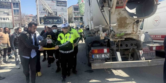 Beton Mikserinin Altında Kalan Genç Kızın Yaralanma Anı Beton Mikserinin Altında Kalan Genç Kızın Yaralanma Anı