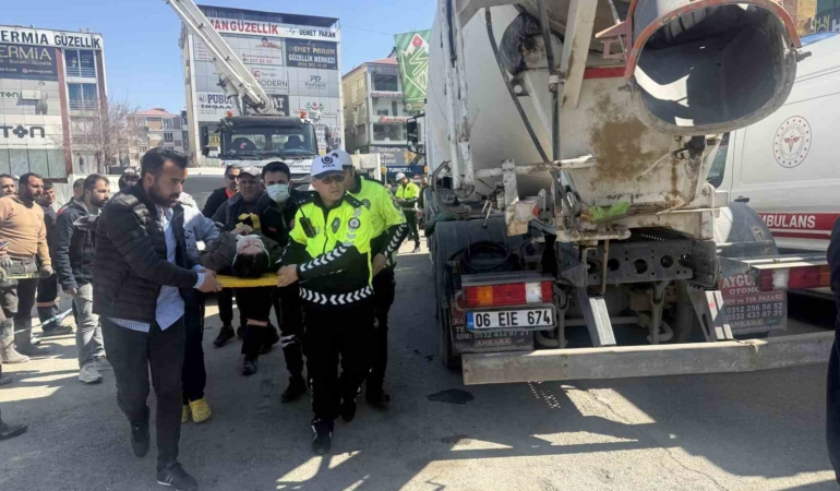 beton-mikserinin-altinda-kalan-genc-kizin-yaralanma-ani-VxDEjvKR.jpg
