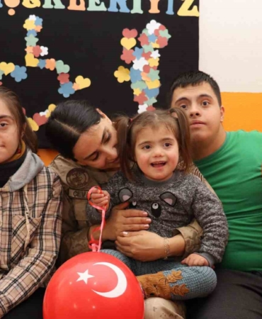 bingol-jandarmasi-down-sendromlu-cocuklari-unutmadi-sevgi-ve-destekle-yanlarinda-BM6M5AiZ.jpg