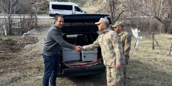 Bingöl'de Çalınan Arı Kovanları Nihayet Sahibine Kavuştu Bingöl’de Çalınan Arı Kovanları Nihayet Sahibine Kavuştu