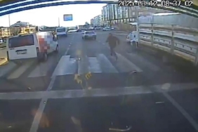 bingolde-ilginc-bir-zincirleme-trafik-kazasi-aracindan-inen-sahis-metrelerce-kostu-3bE9sudy.jpg