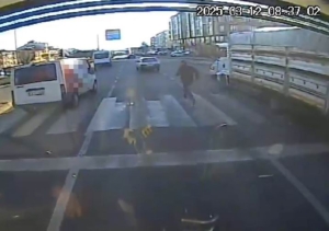 bingolde-ilginc-bir-zincirleme-trafik-kazasi-aracindan-inen-sahis-metrelerce-kostu-3bE9sudy.jpg