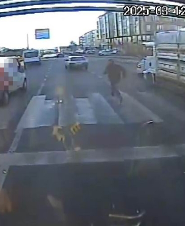 bingolde-ilginc-bir-zincirleme-trafik-kazasi-aracindan-inen-sahis-metrelerce-kostu-3bE9sudy.jpg