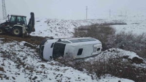 bingolde-isci-tasiyan-transit-arac-sarampole-yuvarlandi-2-agir-9-yarali-3ruu3GHm.jpg