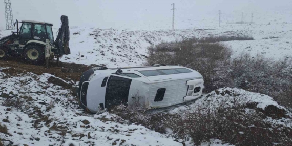 Bingöl’de İşçi Taşıyan Transit Araç Şarampole Yuvarlandı: 2 Ağır, 9 Yaralı!