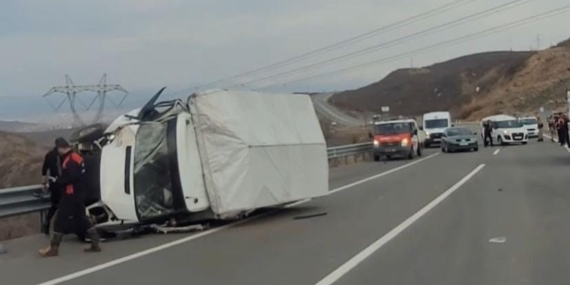 Bingöl'de Kamyonet ve Hafif Ticari Araç Çarpıştı: 5 Kişi Yaralandı Bingöl’de Kamyonet ve Hafif Ticari Araç Çarpıştı: 5 Kişi Yaralandı