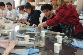 buyuksehir-sanat-merkezinde-genc-tipcilar-seramik-sanatiyla-bulustu-qeDcT1jU.jpg