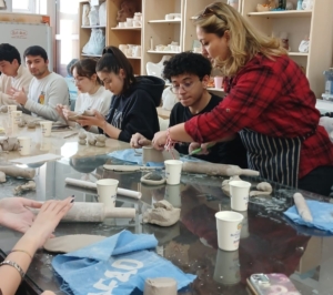 buyuksehir-sanat-merkezinde-genc-tipcilar-seramik-sanatiyla-bulustu-qeDcT1jU.jpg