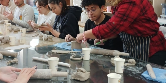 Büyükşehir Sanat Merkezi'nde Genç Tıpçılar Seramik Sanatıyla Buluştu Büyükşehir Sanat Merkezi’nde Genç Tıpçılar Seramik Sanatıyla Buluştu