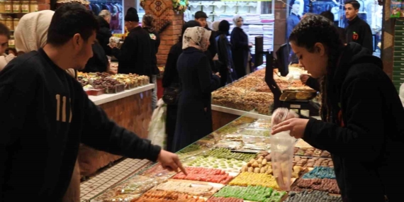 Büyüleyici Renklerle Dolu Bayram Şekerleri Tezgahlarda! Büyüleyici Renklerle Dolu Bayram Şekerleri Tezgahlarda!