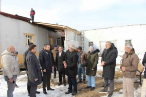 caldiran-kaymakami-suleyman-bakan-yangin-zarar-goren-camiiyi-ziyaret-etti-wp8isLcr.jpg