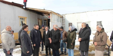 caldiran-kaymakami-suleyman-bakan-yangin-zarar-goren-camiiyi-ziyaret-etti-wp8isLcr.jpg