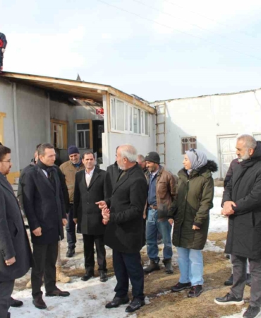 caldiran-kaymakami-suleyman-bakan-yangin-zarar-goren-camiiyi-ziyaret-etti-wp8isLcr.jpg