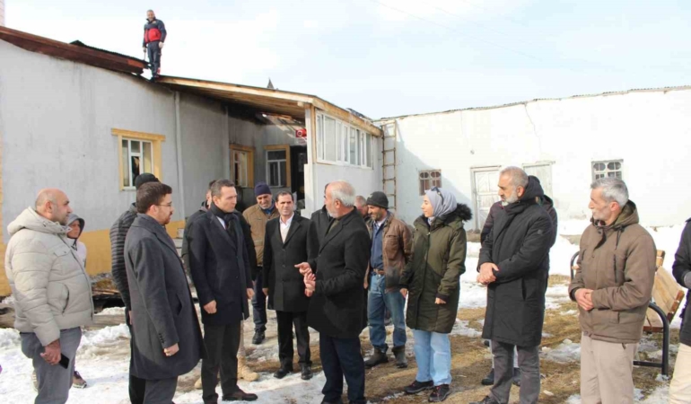 caldiran-kaymakami-suleyman-bakan-yangin-zarar-goren-camiiyi-ziyaret-etti-wp8isLcr.jpg