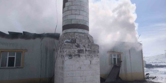 Çaldıran’da Camide Yangın: İtfaiye Ekipleri Hızla Müdahale Etti