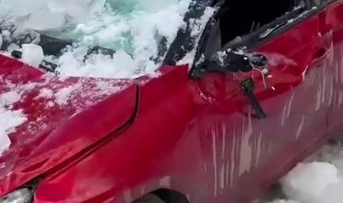 Çatıdan Düşen Kar Kütlesi, Aracın Kullanılamaz Hale Gelmesine Neden Oldu Çatıdan Düşen Kar Kütlesi, Aracın Kullanılamaz Hale Gelmesine Neden Oldu
