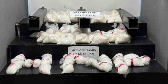 Çukurca’da Araçta Saklanan 34 Kilogram Metamfetaminin Ele Geçirilmesi Çukurca’da Araçta Saklanan 34 Kilogram Metamfetaminin Ele Geçirilmesi