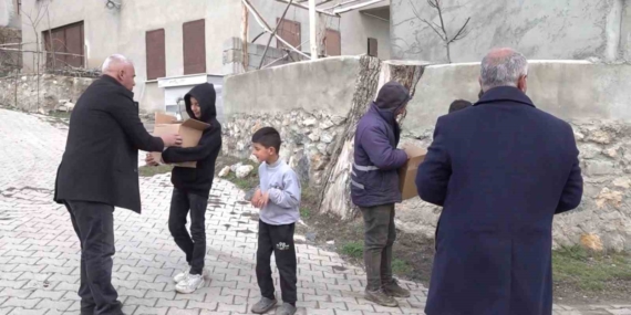 Dar Gelirli Ailelere Bayram Şekeri Dağıtan Polis Memuru Dar Gelirli Ailelere Bayram Şekeri Dağıtan Polis Memuru
