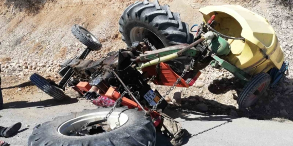 Devrilen Traktörün Altında Kalarak Hayatını Kaybeden Sürücü: Trajik Bir Kaza Devrilen Traktörün Altında Kalarak Hayatını Kaybeden Sürücü: Trajik Bir Kaza