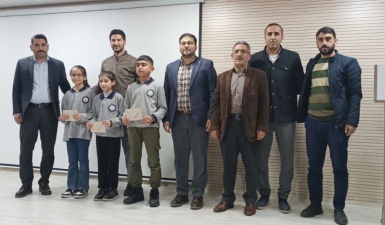 diclede-istiklal-marsi-ve-mehmet-akif-ersoy-temali-siir-yarismasinda-odul-kazanan-ogrenciler-AifjUccw.jpg