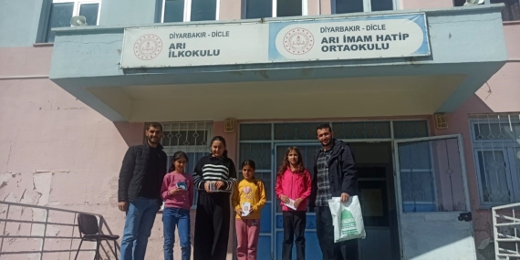 Dicle'de SiyeR Yarışmasında Öne Çıkan Öğrenciler Ödüllerini Aldı Dicle’de SiyeR Yarışmasında Öne Çıkan Öğrenciler Ödüllerini Aldı