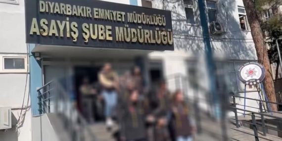 Diyarbakır Nevruz Kutlamalarına Gelen Batmanlı Yankesiciler: 14 Şüpheli ve 19 Çalınan Telefonla Yakalandılar Diyarbakır Nevruz Kutlamalarına Gelen Batmanlı Yankesiciler: 14 Şüpheli ve 19 Çalınan Telefonla Yakalandılar
