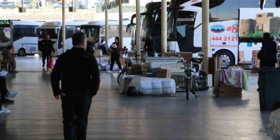 Diyarbakır Şehirlerarası Otobüs Terminali'nde Bayram Yoğunluğu: İlk Üç Gün İçin Rezervasyonlar Tükendi! Diyarbakır Şehirlerarası Otobüs Terminali’nde Bayram Yoğunluğu: İlk Üç Gün İçin Rezervasyonlar Tükendi!