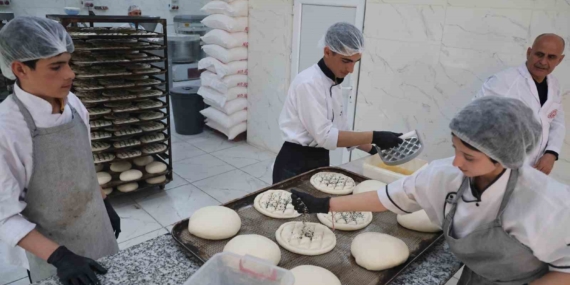 Diyarbakır Üçkuyu Lisesi'nden Ramazan Yardımları Diyarbakır Üçkuyu Lisesi’nden Ramazan Yardımları