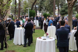 diyarbakir-valisi-zorluoglu-bayram-coskusunu-vatandaslarla-paylasti-n8avR78U.jpg