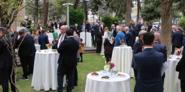diyarbakir-valisi-zorluoglu-bayram-coskusunu-vatandaslarla-paylasti-n8avR78U.jpg
