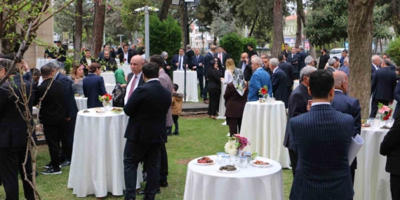 Diyarbakır Valisi Zorluoğlu, Bayram Coşkusunu Vatandaşlarla Paylaştı Diyarbakır Valisi Zorluoğlu, Bayram Coşkusunu Vatandaşlarla Paylaştı