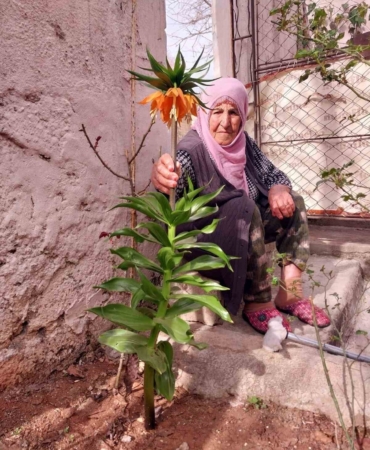 diyarbakirda-90-yasindaki-kadinin-esinin-anisina-ters-lalelere-goz-bebegi-gibi-bakisi-PAtJ6ewS.jpg