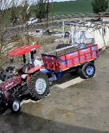 diyarbakirda-agacla-carpisan-otomobilin-surucusu-yaralandi-kazanin-detaylari-qcI8TtZO.jpg