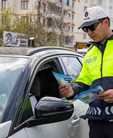 diyarbakirda-bayram-tatilinde-artan-trafik-denetimleri-guvenli-yolculuk-icin-oneriler-LL4bggFU.jpg