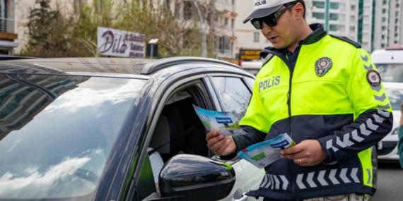 Diyarbakır'da Bayram Tatilinde Artan Trafik Denetimleri: Güvenli Yolculuk İçin Öneriler Diyarbakır’da Bayram Tatilinde Artan Trafik Denetimleri: Güvenli Yolculuk İçin Öneriler