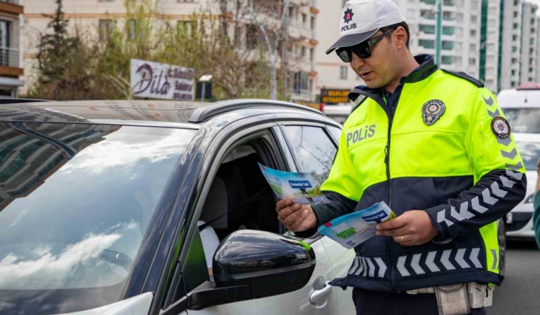 diyarbakirda-bayram-tatilinde-artan-trafik-denetimleri-guvenli-yolculuk-icin-oneriler-LL4bggFU.jpg