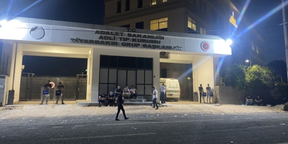 Diyarbakır'da Gizemli Ölüm: Kadın Evinde Bulundu, Eşi Gözaltına Alındı Diyarbakır’da Gizemli Ölüm: Kadın Evinde Bulundu, Eşi Gözaltına Alındı