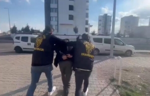 diyarbakirda-kadinlarin-sokakta-gizlice-videolarini-ceken-kisi-tutuklandi-syNipyyx.jpg