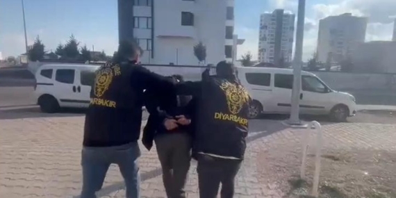 Diyarbakır'da Kadınların Sokakta Gizlice Videolarını Çeken Kişi Tutuklandı Diyarbakır’da Kadınların Sokakta Gizlice Videolarını Çeken Kişi Tutuklandı