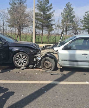 diyarbakirda-kalp-krizi-geciren-surucu-trafik-kazasina-neden-oldu-qOxbPk2X.jpg