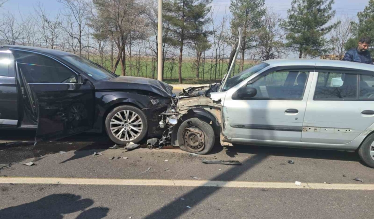diyarbakirda-kalp-krizi-geciren-surucu-trafik-kazasina-neden-oldu-qOxbPk2X.jpg