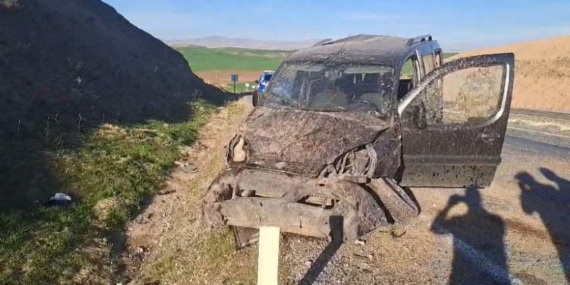 Diyarbakır'da Kamyonet Devrildi: 2 Kişi Yaralandı Diyarbakır’da Kamyonet Devrildi: 2 Kişi Yaralandı